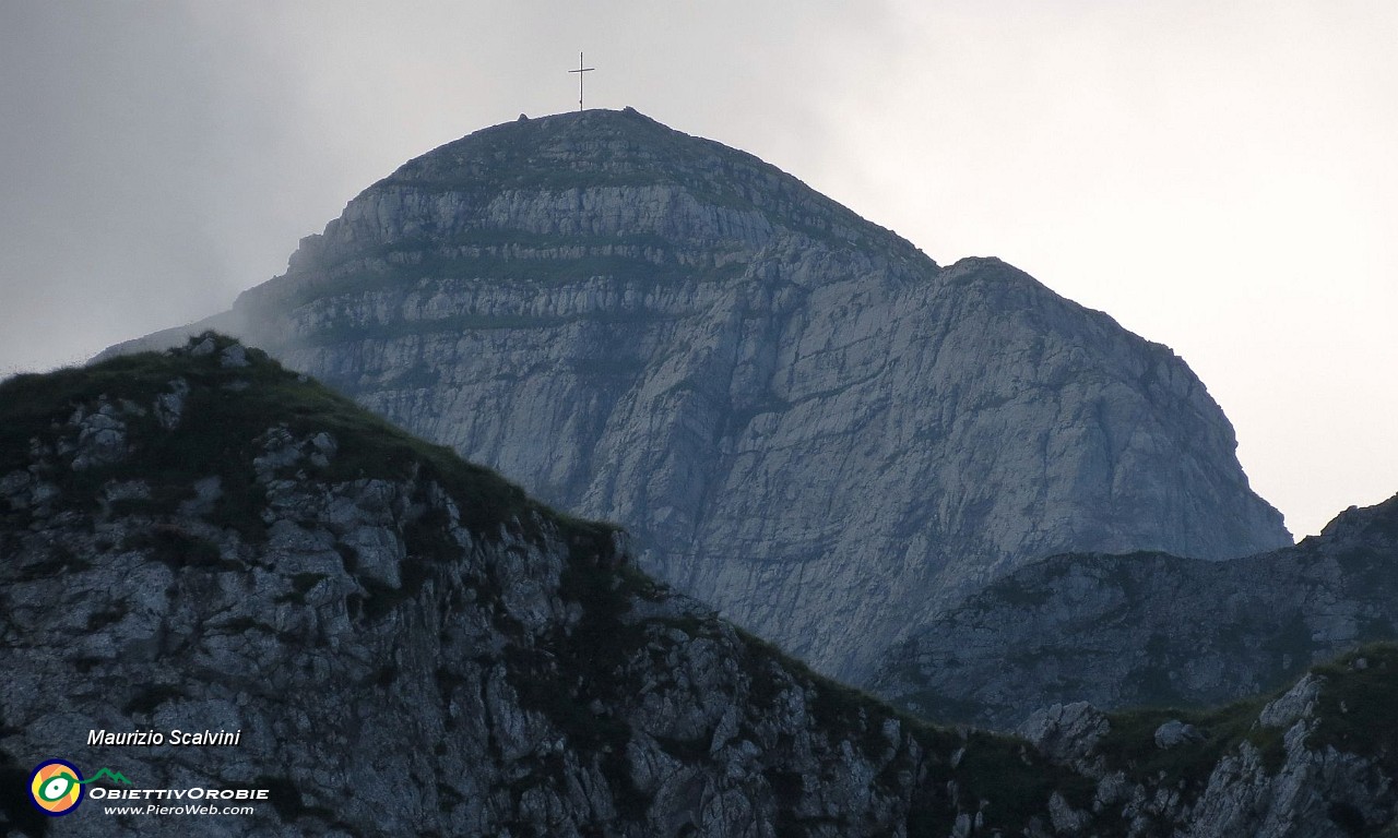 18 Tra le pieghe dei monti appare uno scorcio del Pegherolo....JPG